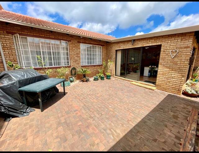 3 BEDROOM TOWNHOUSE FOR SALE IN NOORDHEUWEL